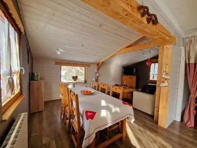 Télévision ou salle de divertissement dans l'établissement Chalet les Jales, Jacuzzi