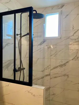 Salle de bains dans l'établissement Appartement avec terrasse et parking gratuit accolé