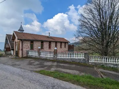 Plan de l'établissement Ancienne chapelle aménagée en gîte indépendant avec terrasse et cheminée - FR-1-589-463