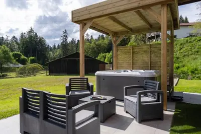 Jardin de l'établissement Chalet COCOTTE - pétanque, jacuzzi & baby-foot
