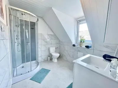 Salle de bains dans l'établissement Loisirs travail, court, long séjour, idéalement situé, 2 chambres en enfilade, parking gratuit