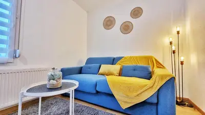 Coin salon dans l'établissement Le SMART - Parking - Terrasse - Wifi - Mulhouse - Relax BNB