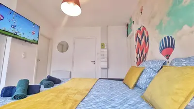 Télévision ou salle de divertissement dans l'établissement La Résidence Évasion 2 - Original - Gare - Wifi - Relax BNB