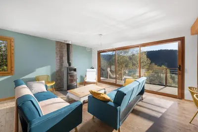 Coin salon dans l'établissement Le Cerf, chalet cocooning avec piscine et billard