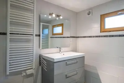 Salle de bains dans l'établissement Le Cerf, chalet cocooning avec piscine et billard