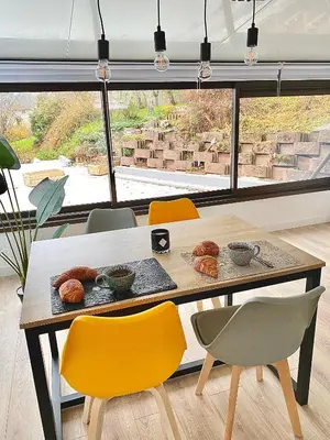 Coin salon dans l'établissement L’appartement du Fayé avec jacuzzi privé