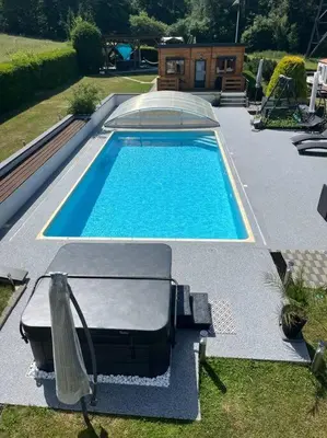 Piscine de l'établissement Chalet 2 personnes avec jacuzzi privatif et piscine saisonnière partagée ou située à proximité