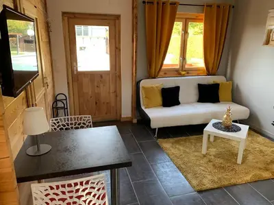 Coin salon dans l'établissement Chalet 2 personnes avec jacuzzi privatif et piscine saisonnière partagée