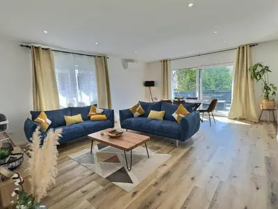 Coin salon dans l'établissement Alsace Appartement à Colmar climatisée garage, parking et terrasse