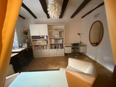 Bibliothèque dans l'appartement