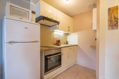 Cuisine ou kitchenette dans l'établissement Le 17-GregIMMO-Appart'Hôtel