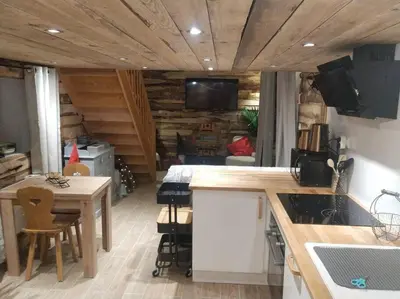 Télévision ou salle de divertissement dans l'établissement Maisonnette