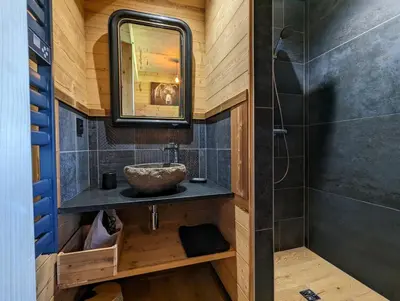 Salle de bains dans l'établissement Chalet l'Appel de la Forêt