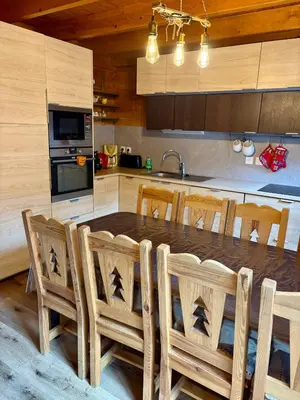 Cuisine ou kitchenette dans l'établissement Chalet Les Brimbelles avec Jacuzzi