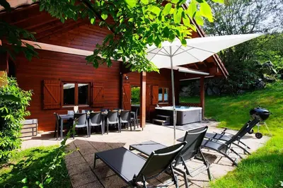 Jardin de l'établissement Chalet Les Brimbelles avec Jacuzzi