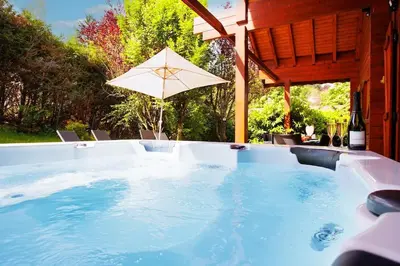 Piscine de l'établissement Chalet Les Brimbelles avec Jacuzzi ou située à proximité