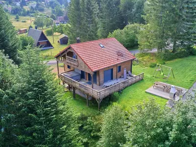 Jardin de l'établissement Chalet familial confortable avec spa, proche Gérardmer et station de ski, idéal été et hiver. - FR-1-589-469