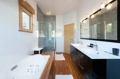 Salle de bains dans l'établissement Chalet d’exception avec sauna, jacuzzi, ping-pong