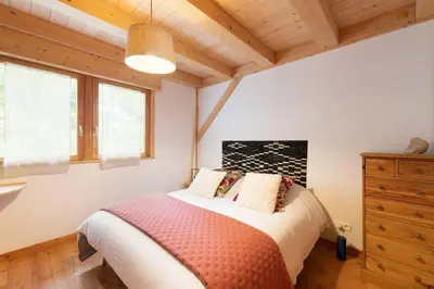 Un ou plusieurs lits dans un hébergement de l'établissement L’Ecrin Blanc – Cocon familial avec jacuzzi et salle de jeux
