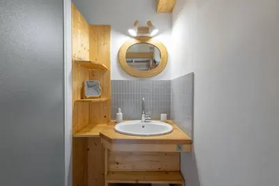 Salle de bains dans l'établissement L’Ecrin Blanc – Cocon familial avec jacuzzi et salle de jeux