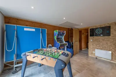 Salle de jeux dans l'établissement L’Ecrin Blanc – Cocon familial avec jacuzzi et salle de jeux