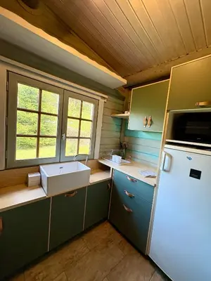 Cuisine ou kitchenette dans l'établissement Agréable chalet cocooning en lisière de forêt