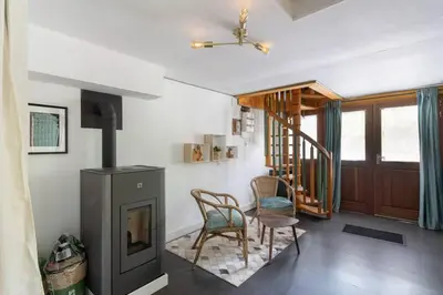 Télévision ou salle de divertissement dans l'établissement Agréable chalet cocooning en lisière de forêt