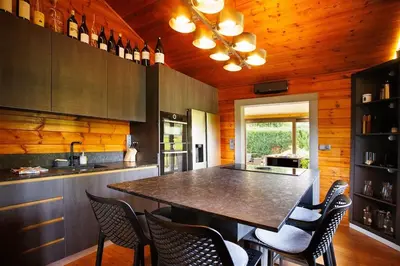 Cuisine ou kitchenette dans l'établissement Pétillant Chalet aux 3 étangs avec SPA, Sauna et Véranda
