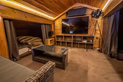 Télévision ou salle de divertissement dans l'établissement Pétillant Chalet aux 3 étangs avec SPA, Sauna et Véranda