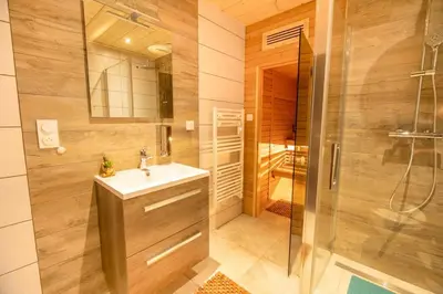 Salle de bains dans l'établissement L'orée des bois, SPA et Sauna