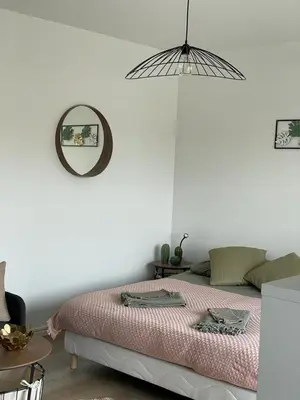 Un ou plusieurs lits dans un hébergement de l'établissement Studio T à 5mn euro airport avec terrasse