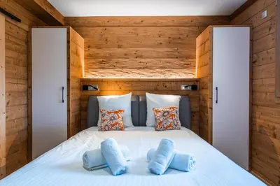 Un ou plusieurs lits dans un hébergement de l'établissement Chalet Aconit, terrasse panoramique avec jacuzzi et sauna