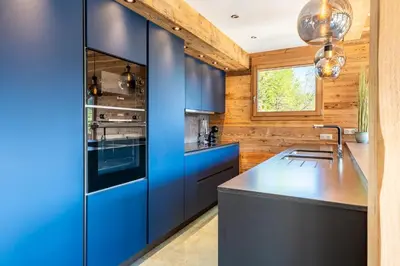 Cuisine ou kitchenette dans l'établissement Chalet Aconit, terrasse panoramique avec jacuzzi et sauna