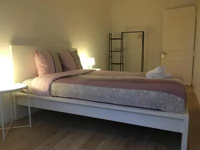 Un ou plusieurs lits dans un hébergement de l'établissement Le Vauban - appartement 2 chambres, salon, cuisine équipée, parking et wifi gratuit