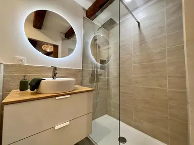 Salle de bains dans l'établissement Les Poutres de Cuvier